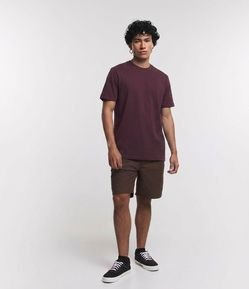 Camiseta Comfort Básica em Malhão com Etiqueta na Manga