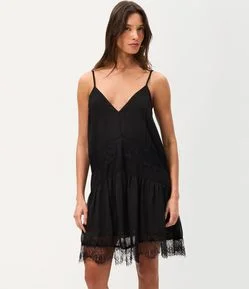 Vestido Curto em Chiffon com Renda Aplicada