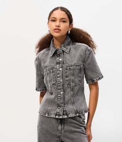 Camisa em Jeans com Gola Colarinho e Bolsos