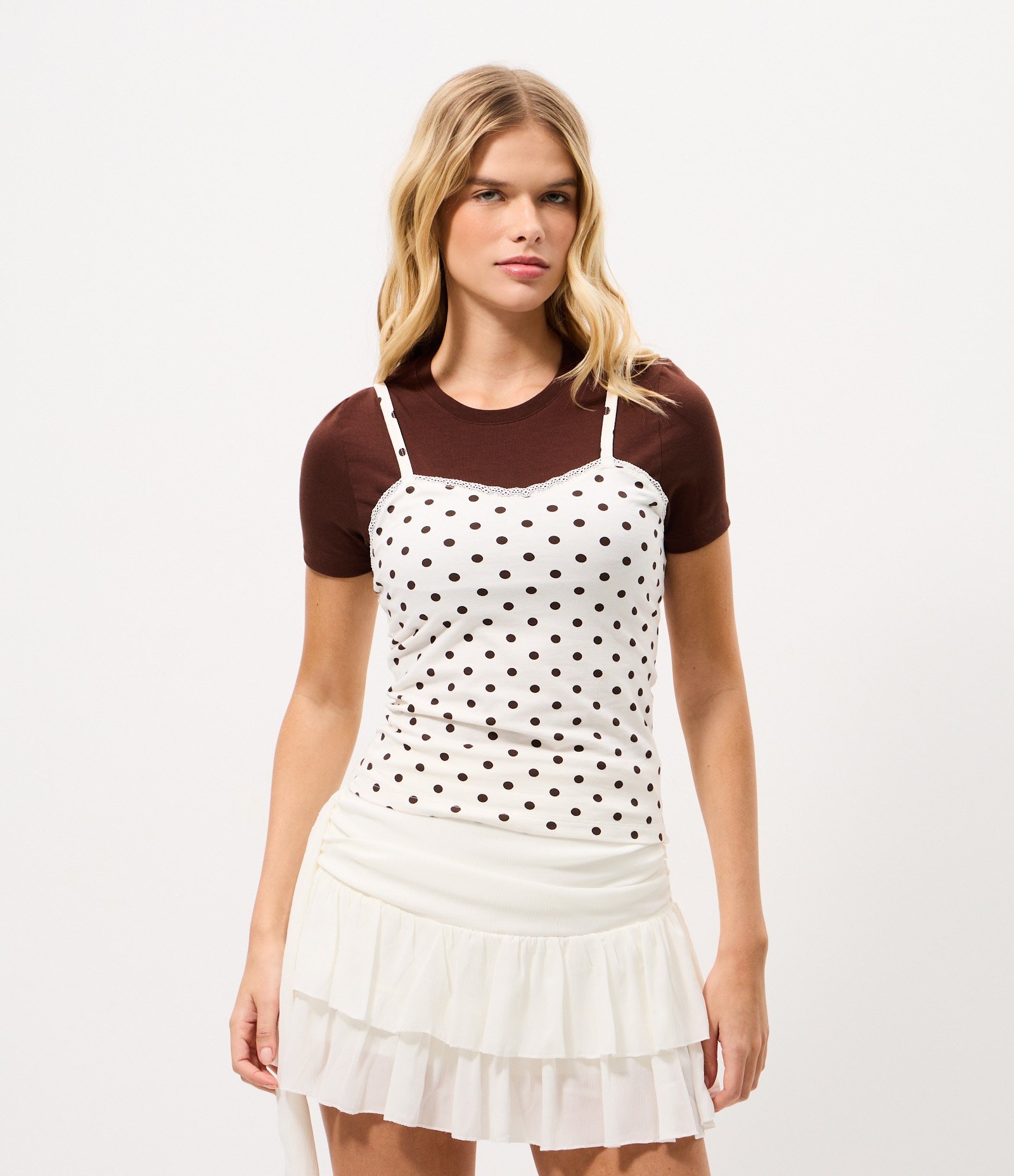 Camiseta com Sobreposição com Modelagem Regata e Estampa Poá Marrom 1