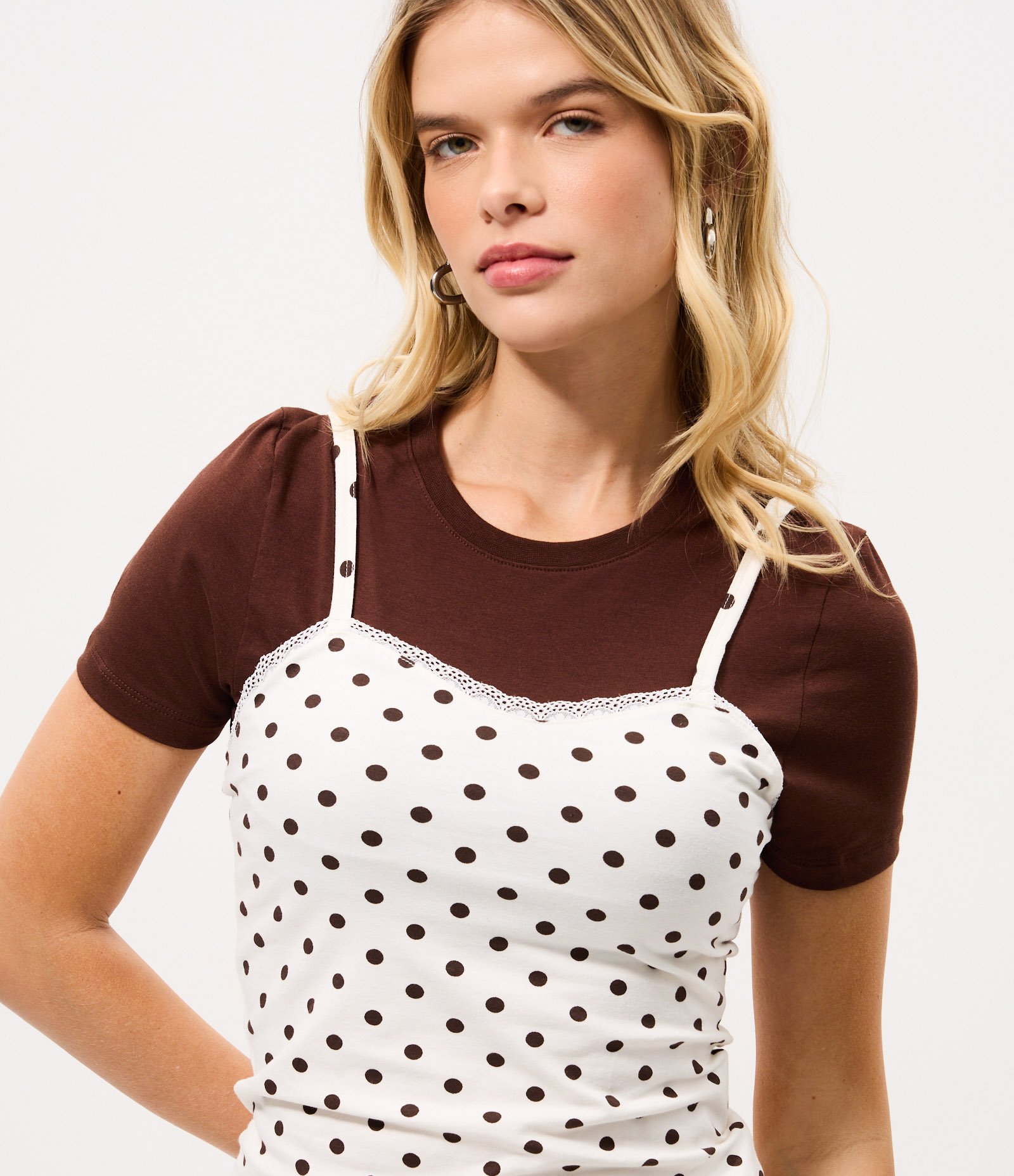 Camiseta com Sobreposição com Modelagem Regata e Estampa Poá Marrom 3