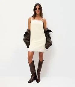 Vestido Curto em Viscose Texturizada com Renda no Decote e Barra