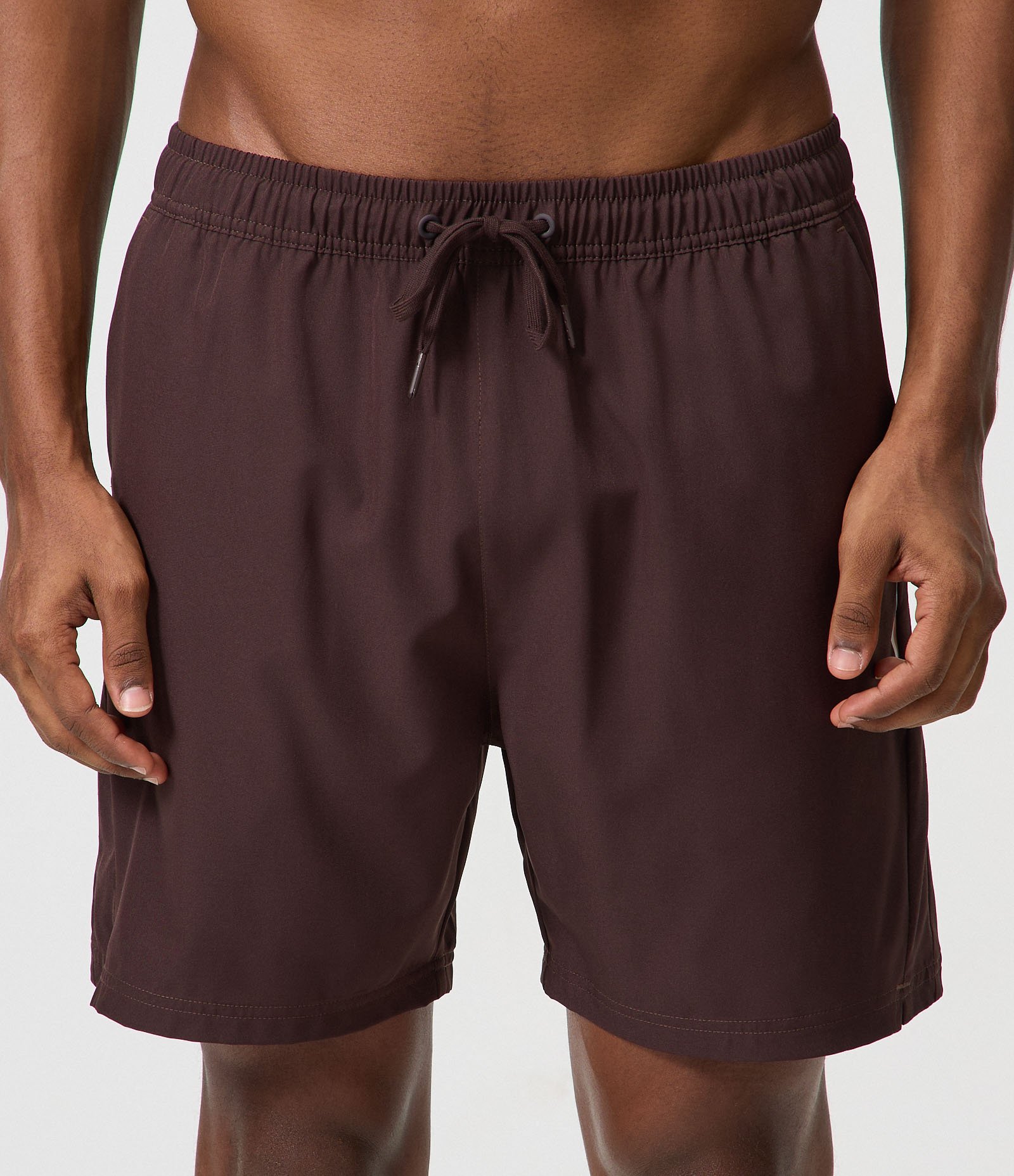 Bermuda Esportiva com Laser Cut Marrom Escuro 2