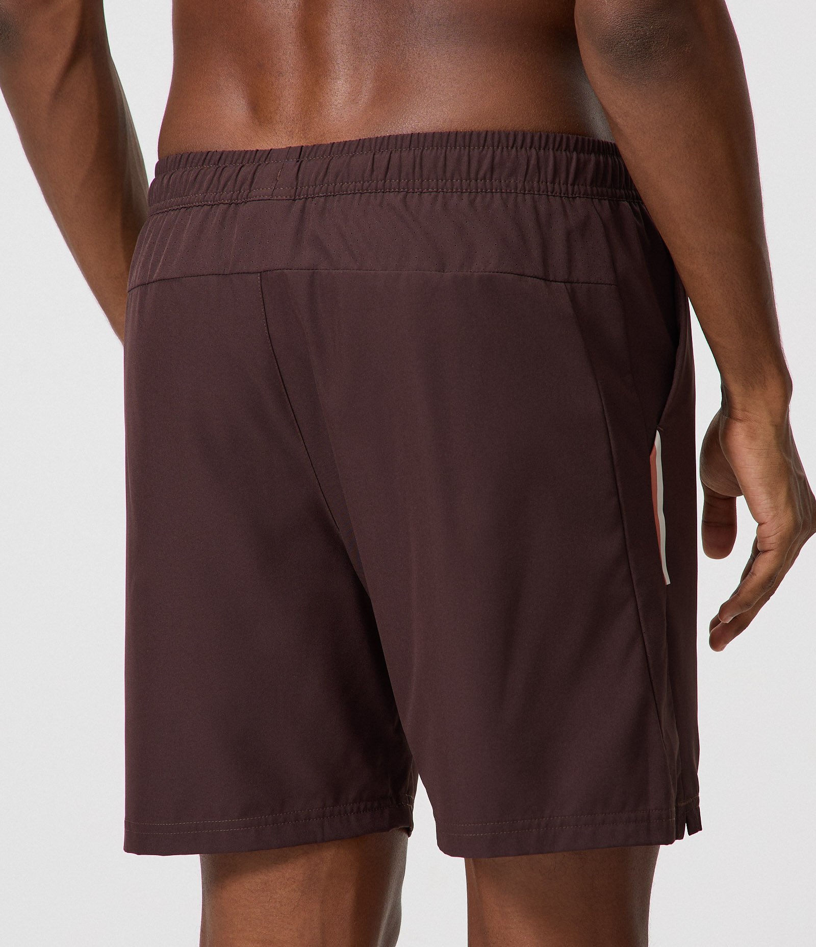 Bermuda Esportiva com Laser Cut Marrom Escuro 3
