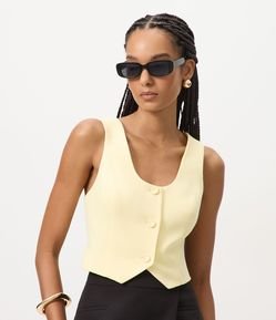 Colete Cropped Alfaiatado com Textura e Botões