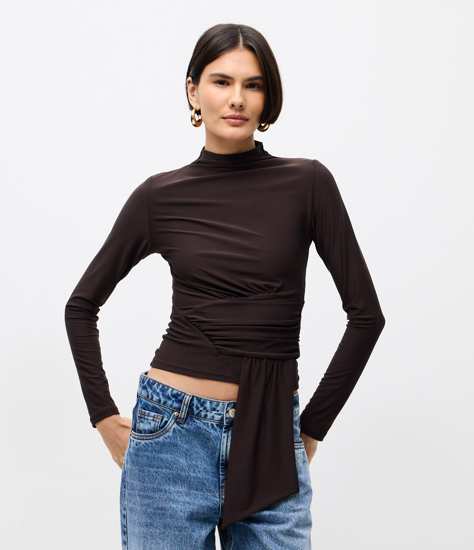 Blusa com Drapeado na Lateral e Gola Alta Marrom 1