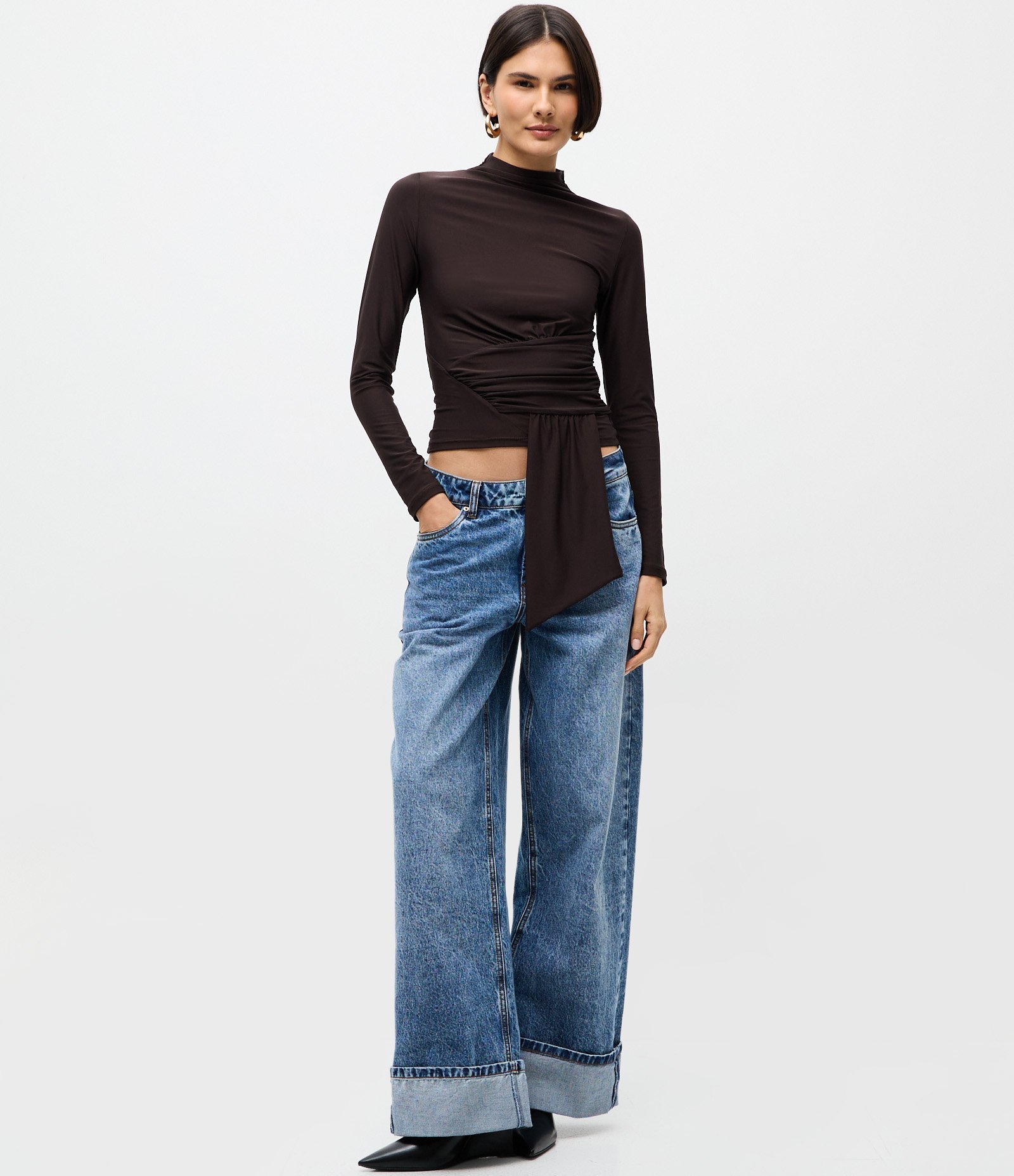 Blusa com Drapeado na Lateral e Gola Alta Marrom 2