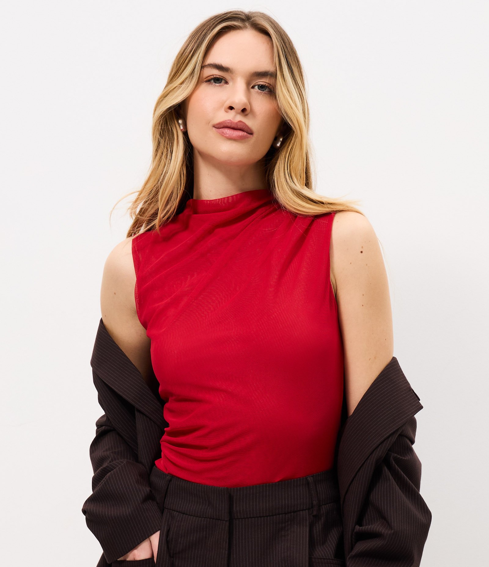 Blusa em Tule com Modelagem Assimétrica e Drapeado no Ombro Vermelho 1