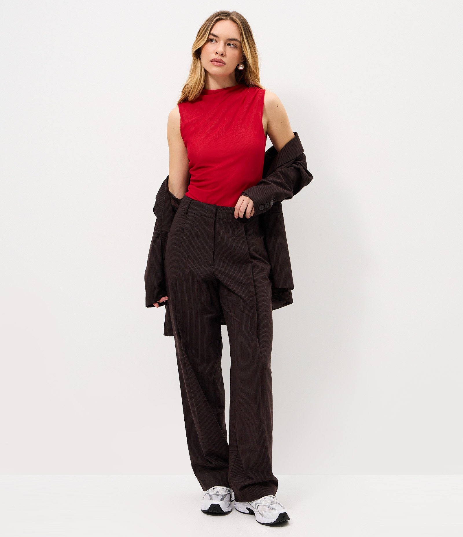 Blusa em Tule com Modelagem Assimétrica e Drapeado no Ombro Vermelho 2