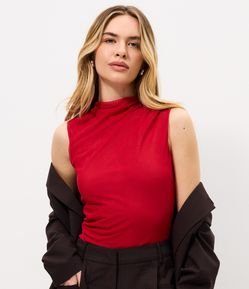 Blusa em Tule com Modelagem Assimétrica e Drapeado no Ombro