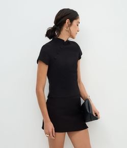 Blusa Acetinada com Gola Mandarim