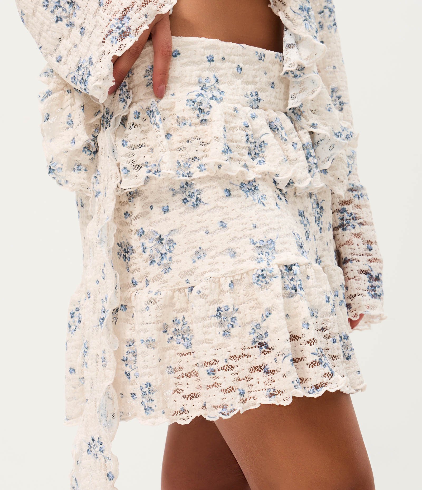 Saia Evasê Curta em Renda Floral Liberty Branco 3