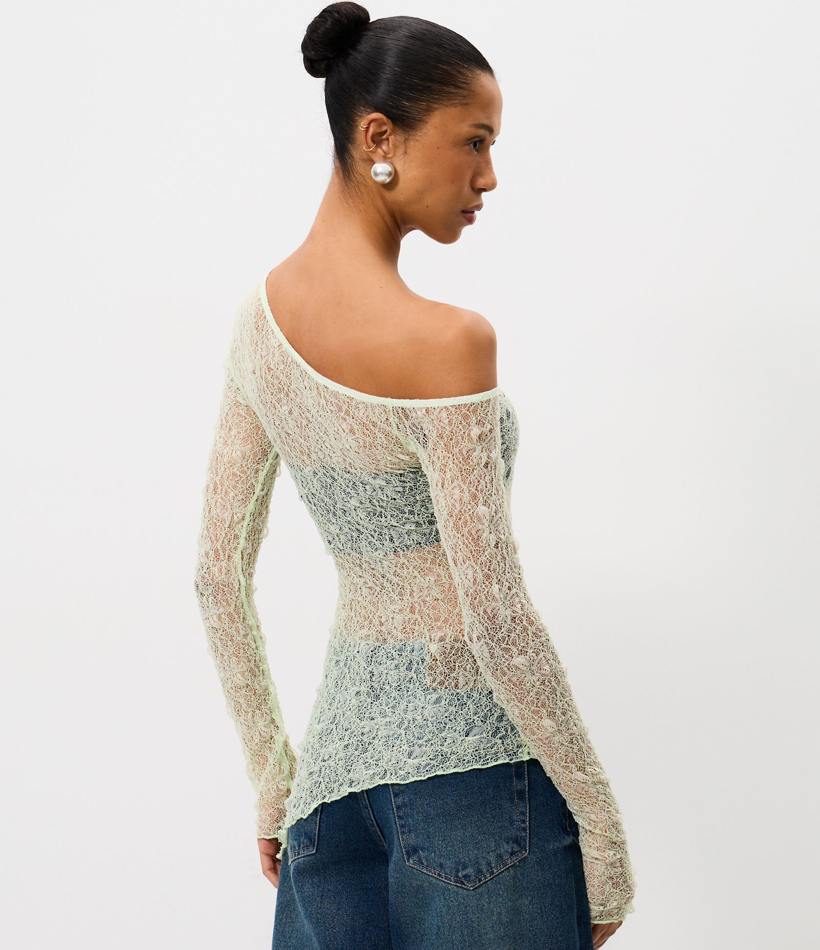 Blusa em Renda Texturizada com Gola Assimétrica e Barra Alongada Verde Claro 4