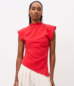Blusa Regular em Crepe com Ombreiras e Barra Assimétrica