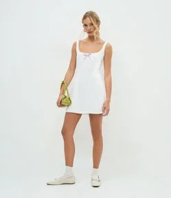 Vestido Curto Alfaiatado em Crepe com Laço Decorativo no Busto