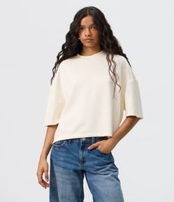 Camiseta em Modal com Modelagem Ampla e Gola Alta
