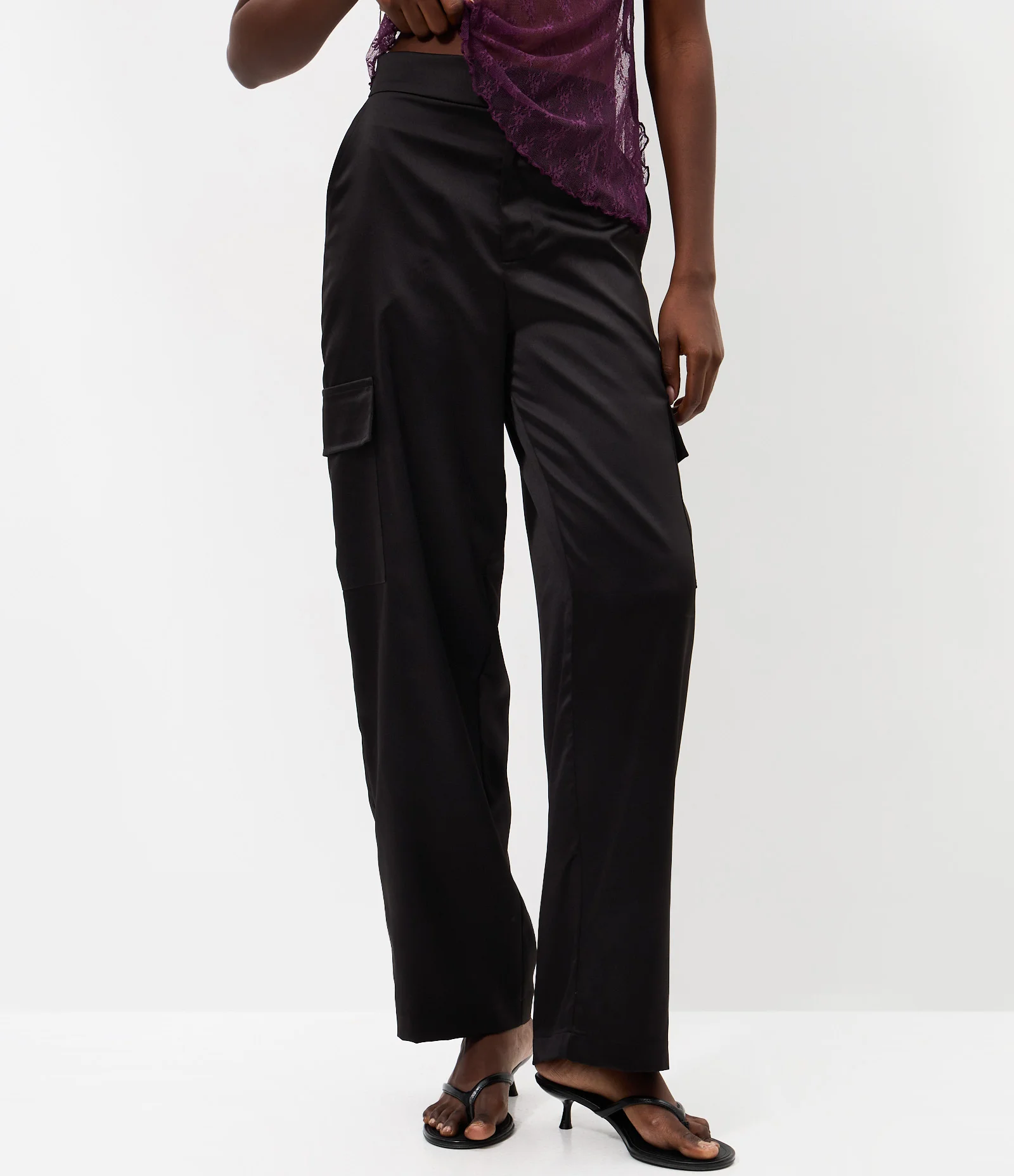 Calça Reta em Tricoline com Bolsos Cargo Laterais Preto 2