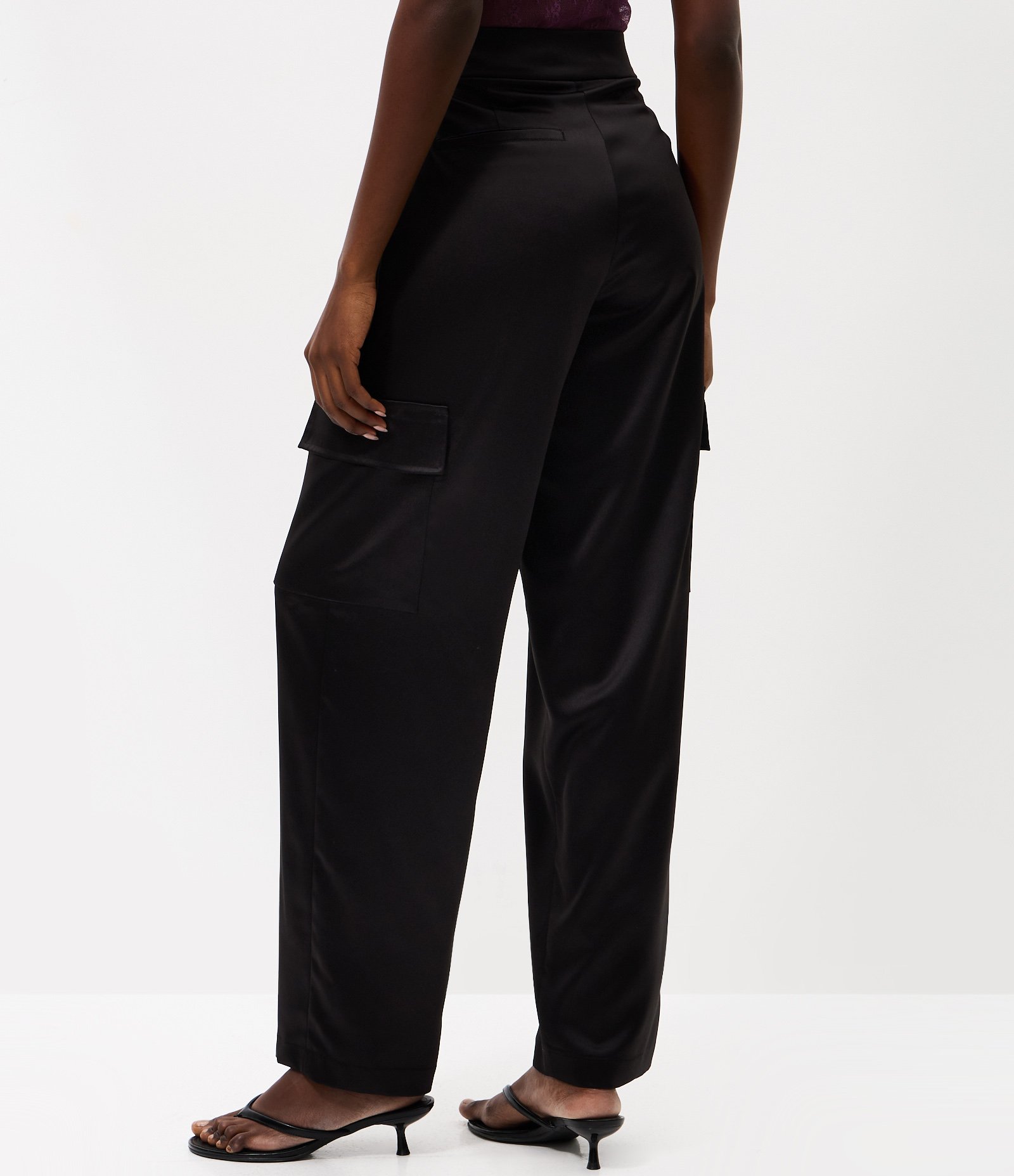 Calça Reta em Tricoline com Bolsos Cargo Laterais Preto 4