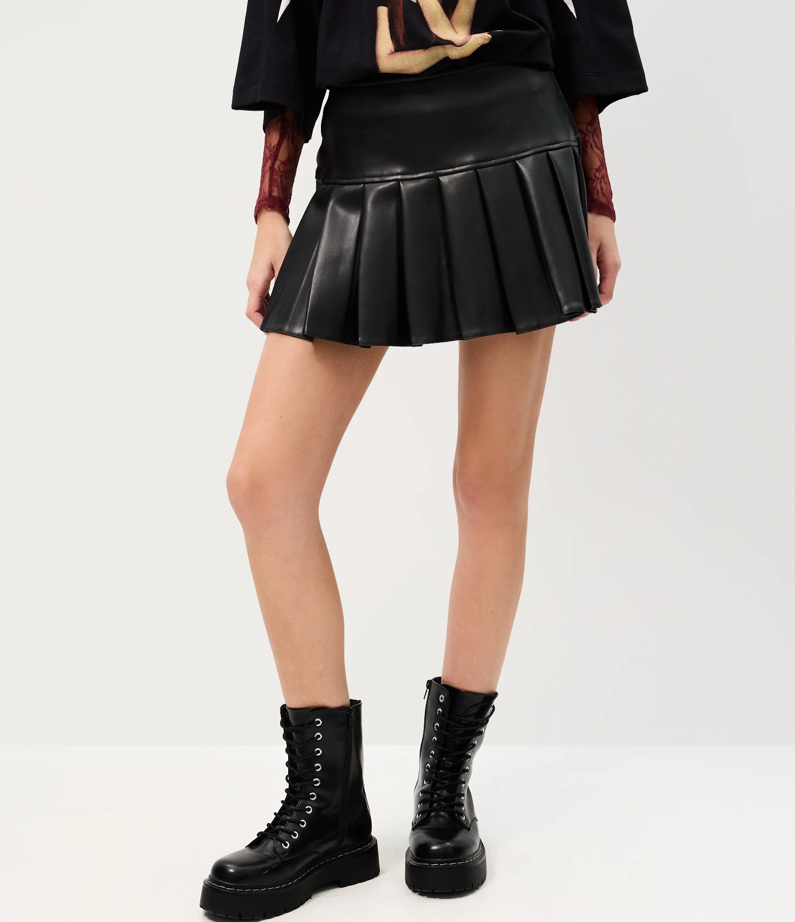 Short Saia Em PU Cintura Alta Preto 2