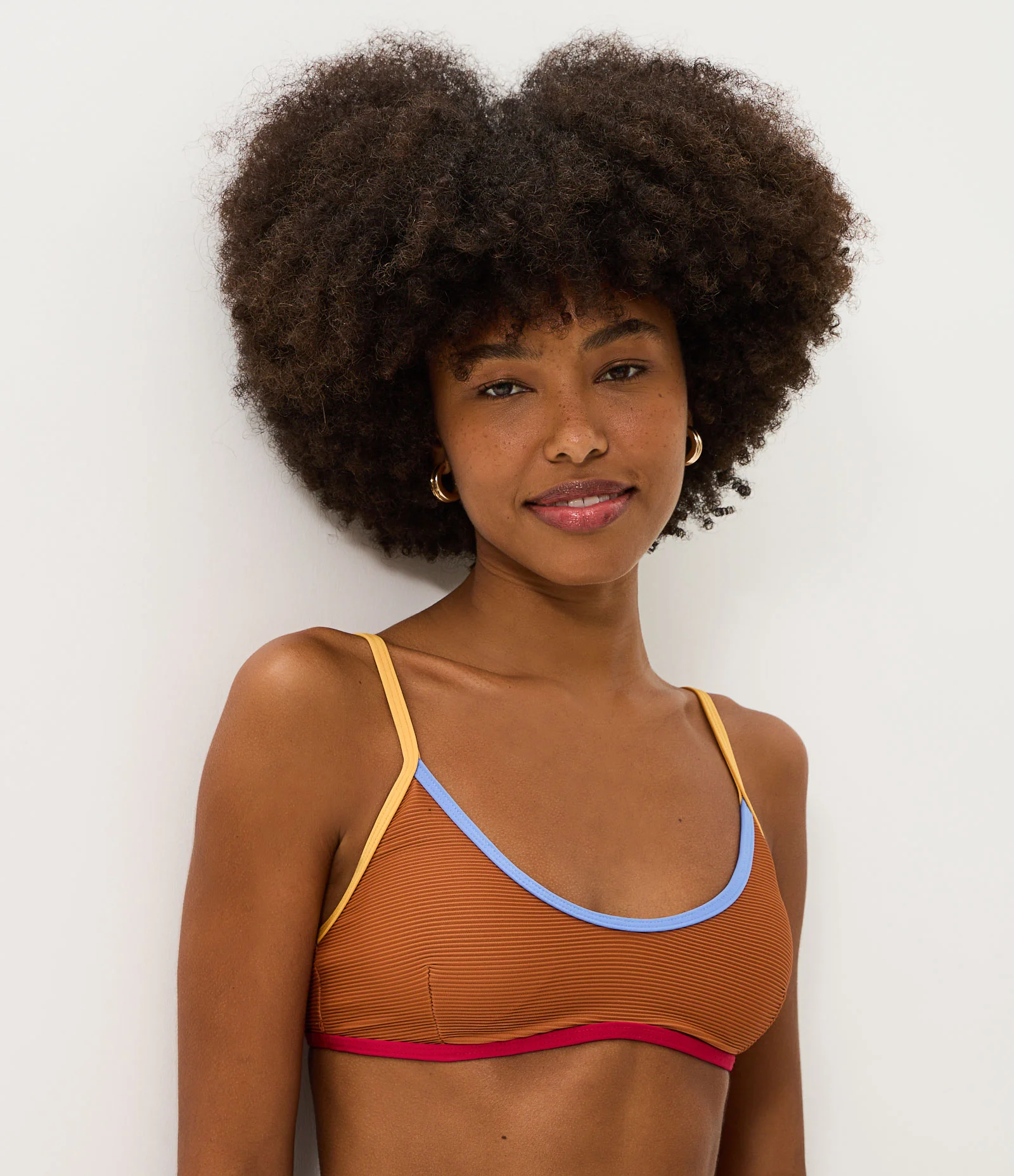 Biquíni Top Camisetinha Canelado com Alças Contrastantes Marrom 1