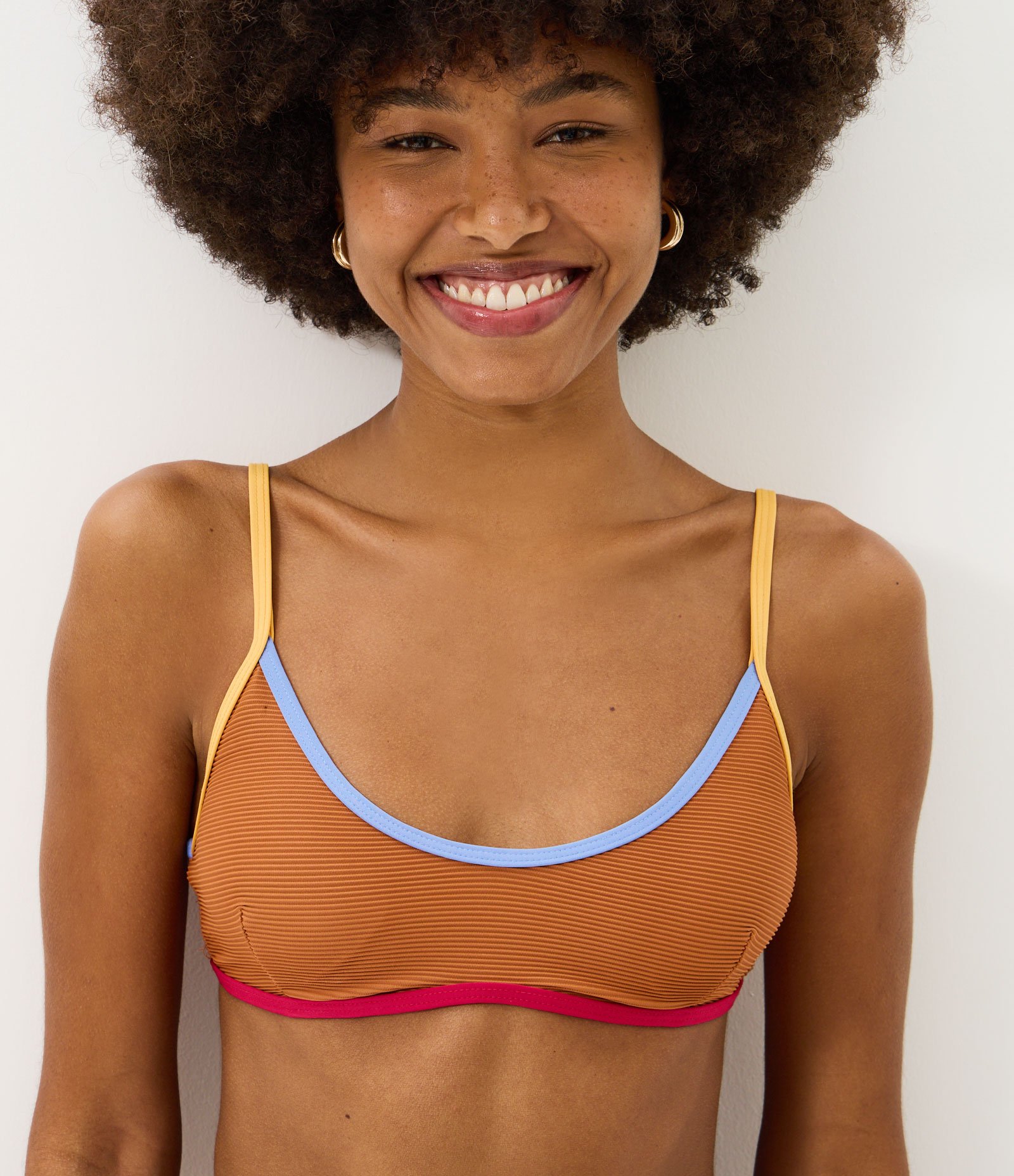 Biquíni Top Camisetinha Canelado com Alças Contrastantes Marrom 3