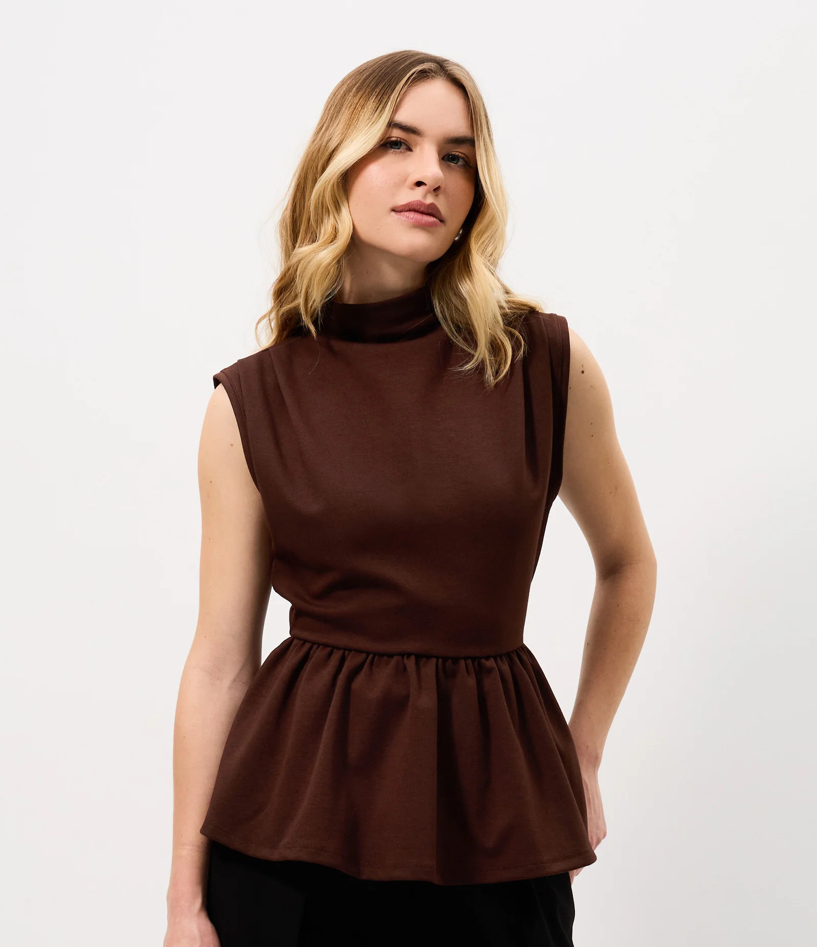 Blusa Peplum em Ponto Roma com Gola Alta Marrom 1
