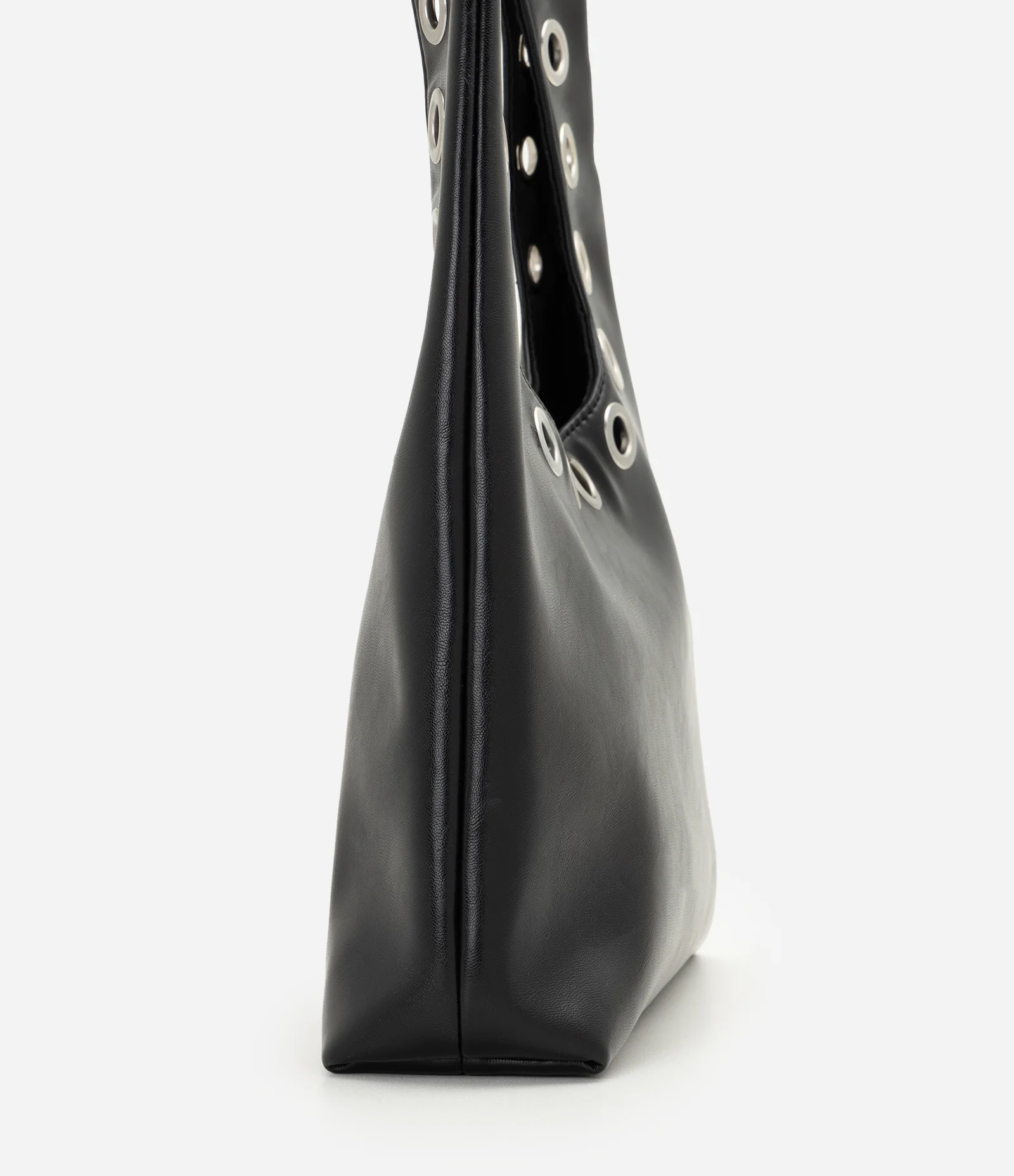 Bolsa Hobo Média em PU com Ilhoses Metálicas Preto 2