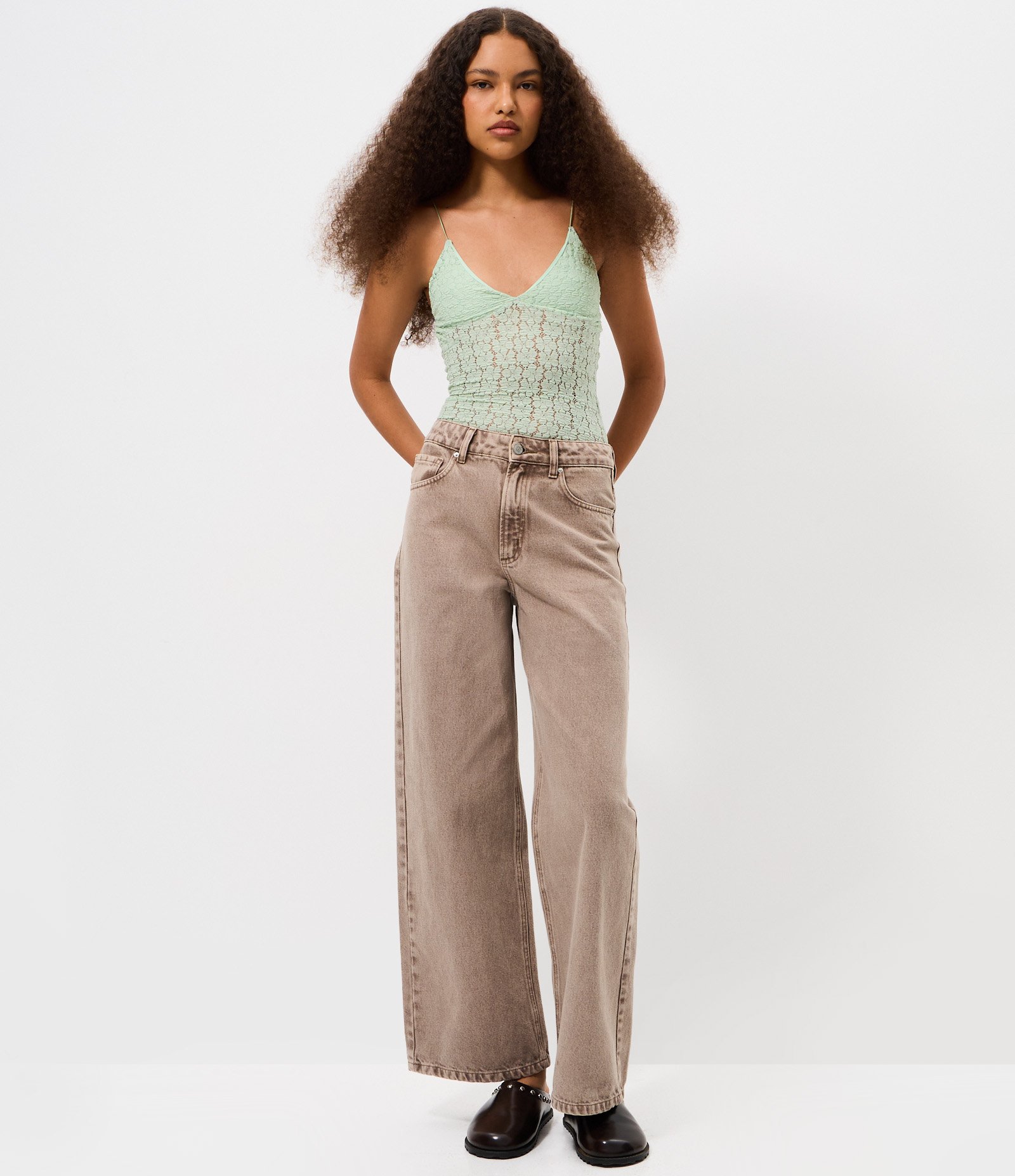 Blusa Alcinha em Renda Texturizada com Decote V Verde 2