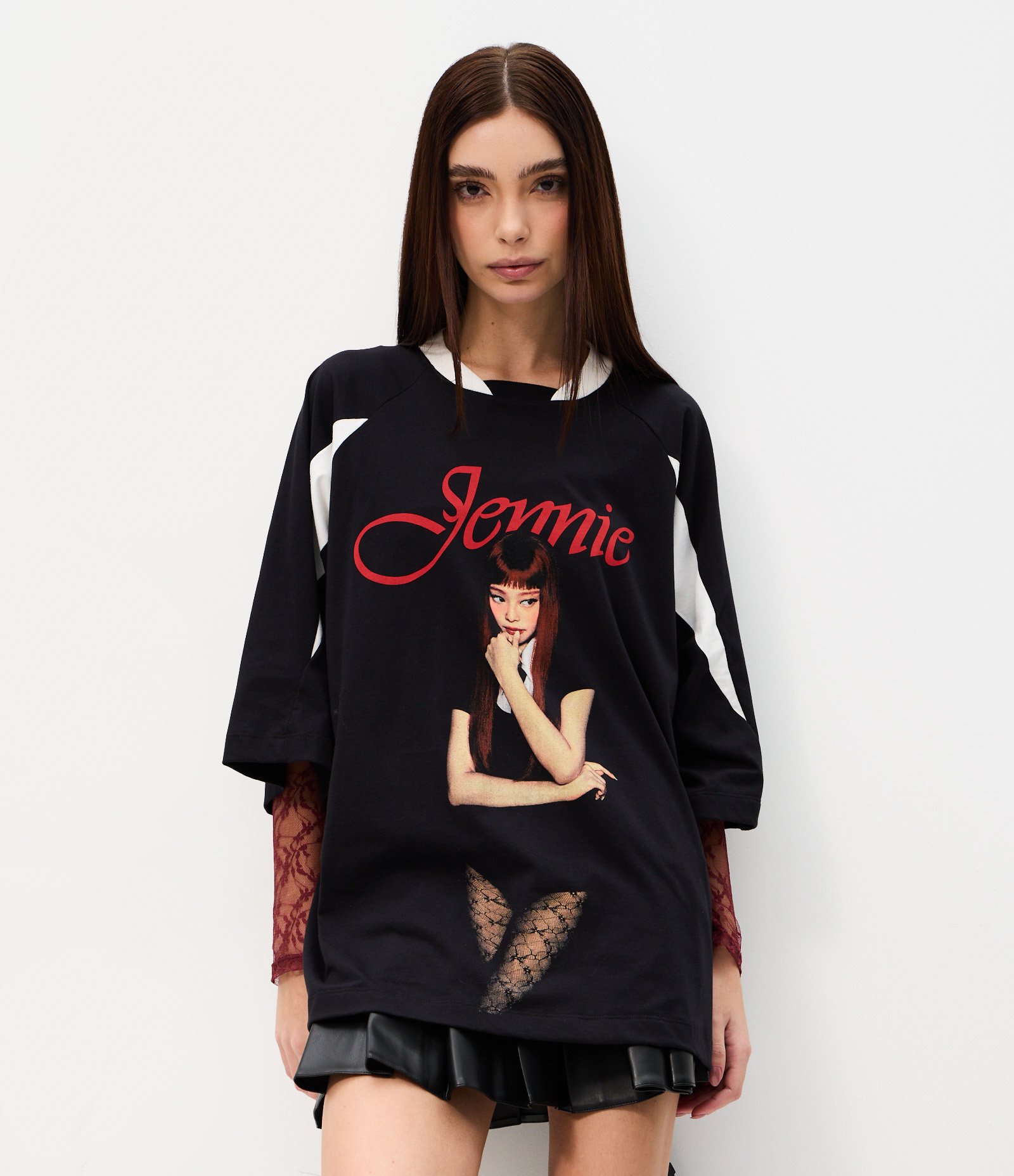 Camiseta Oversized com Estampa Jennie e Recortes Contrastantes Preto 1