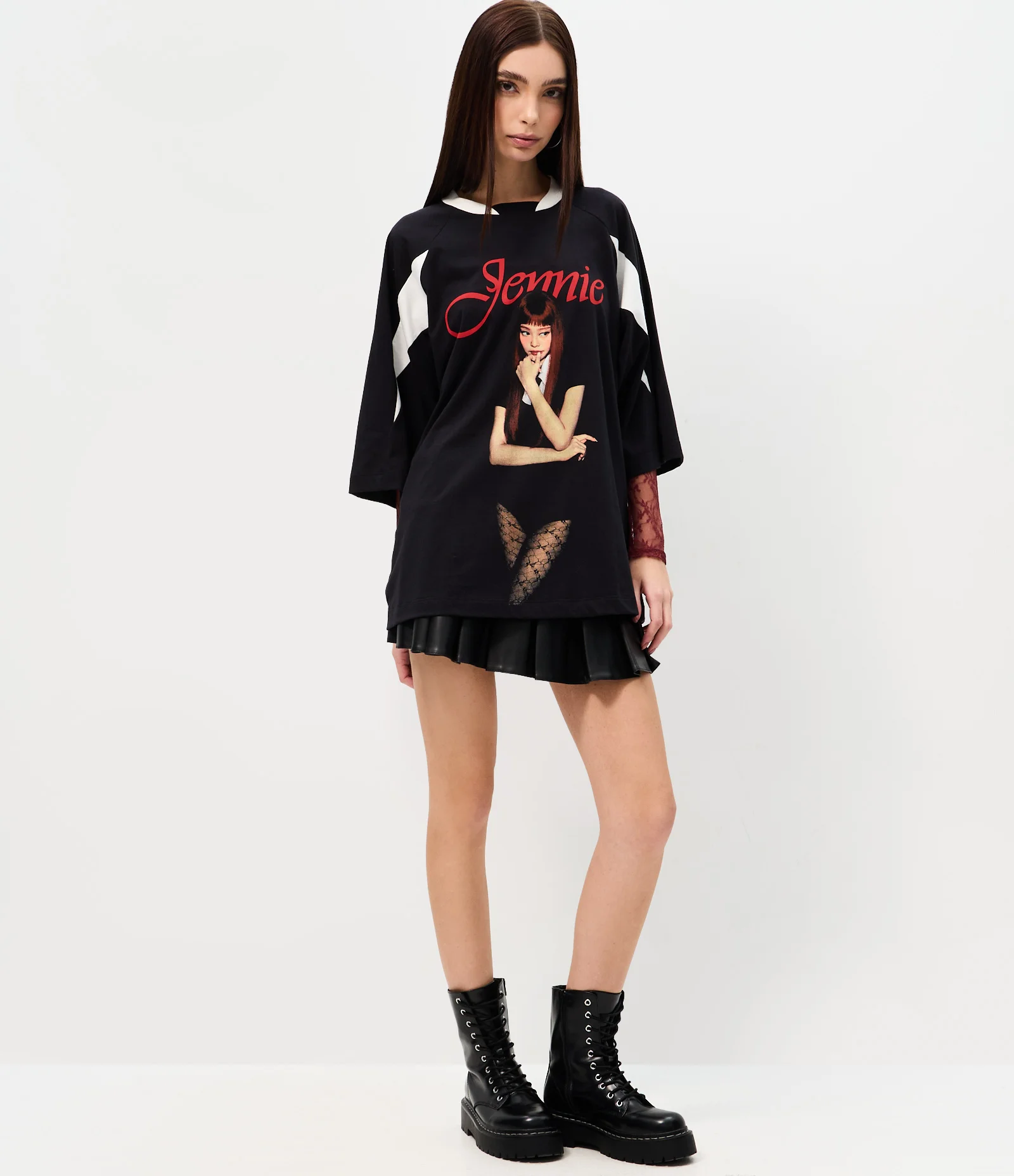 Camiseta Oversized com Estampa Jennie e Recortes Contrastantes Preto 2