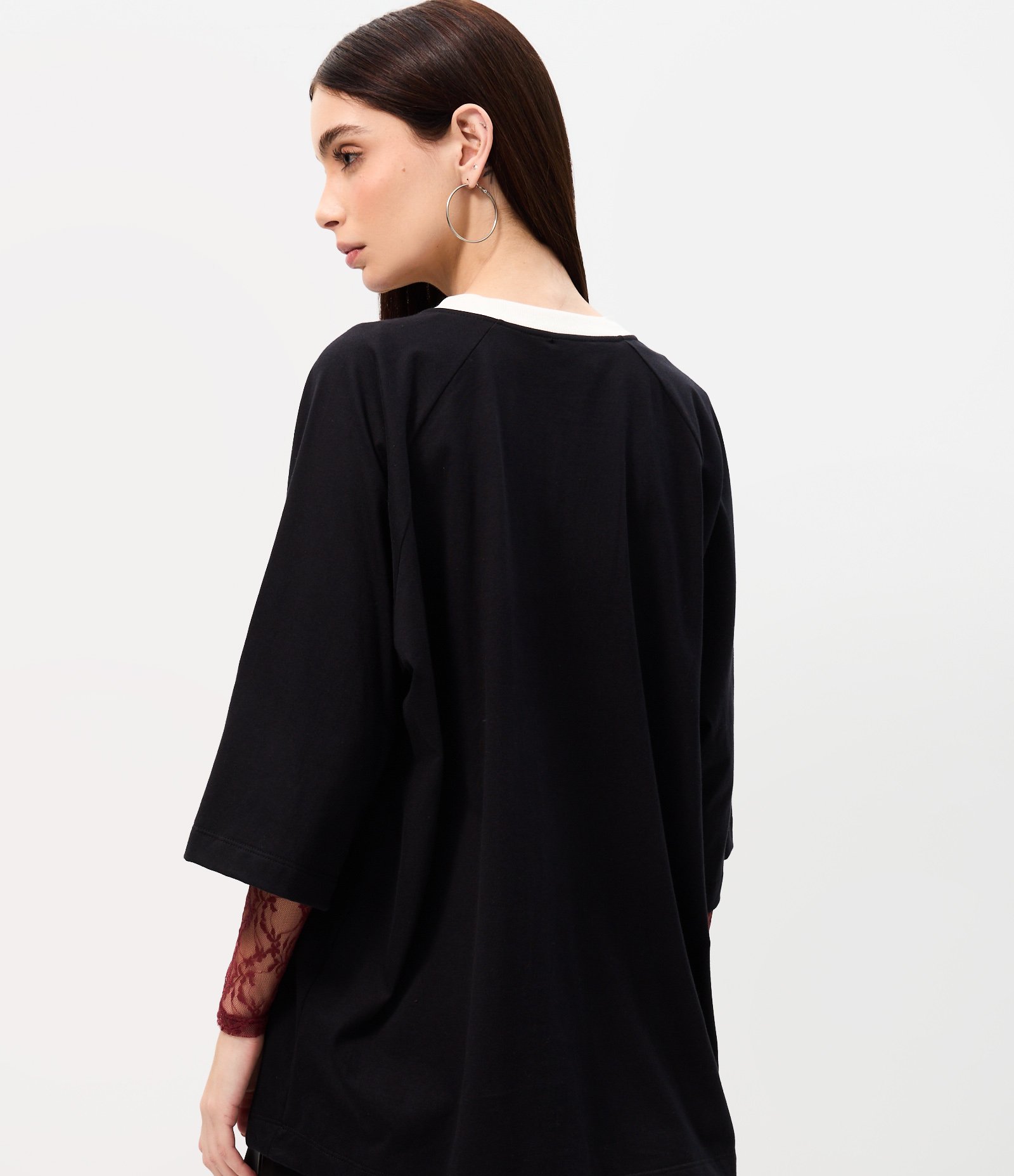 Camiseta Oversized com Estampa Jennie e Recortes Contrastantes Preto 4