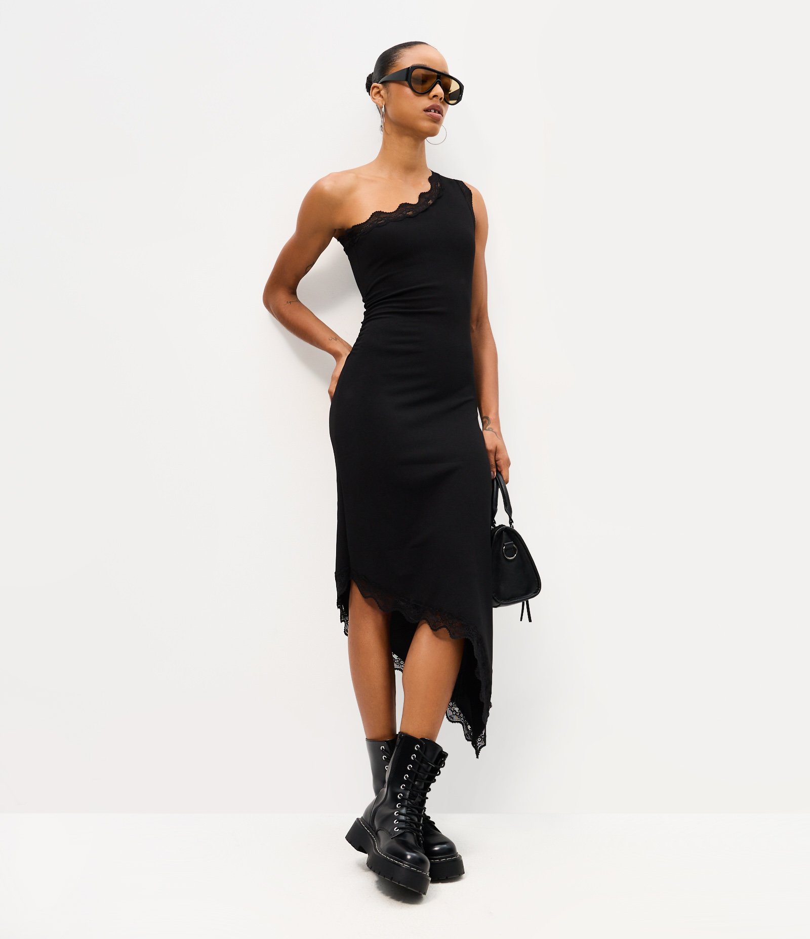 Vestido Ombro Único com Decote Assimétrico e Detalhe Rendado Preto 1