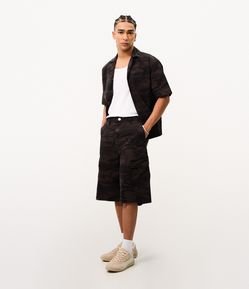 Bermuda Baggy Relaxed em Sarja e Camuflada