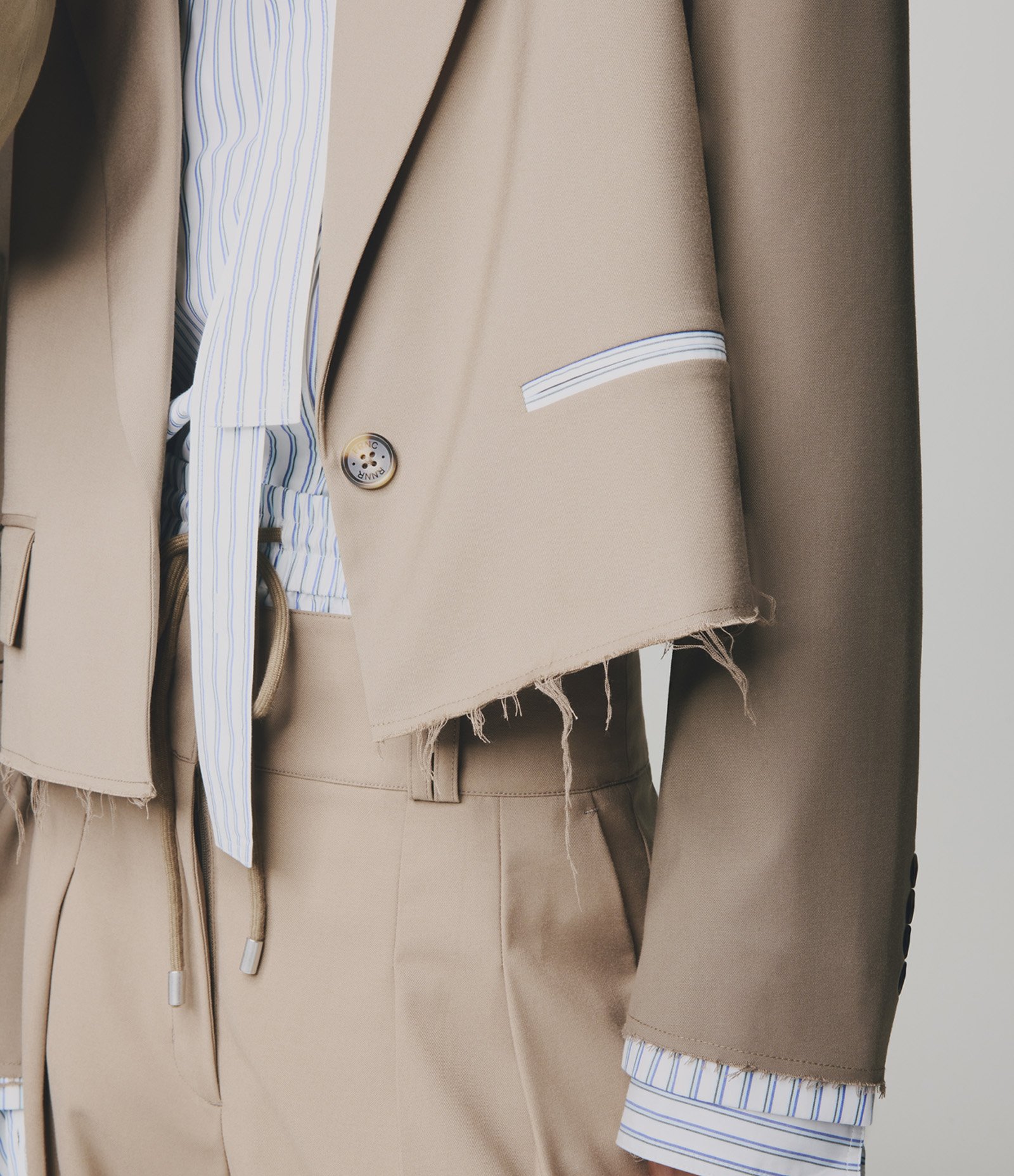 Blazer Oversized Alfaiatado com Acabamento Desfiado Bege 4