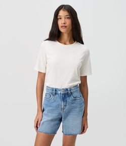 Short Midi em Jeans com Cintura Média Bolsos e Barra Desfiada