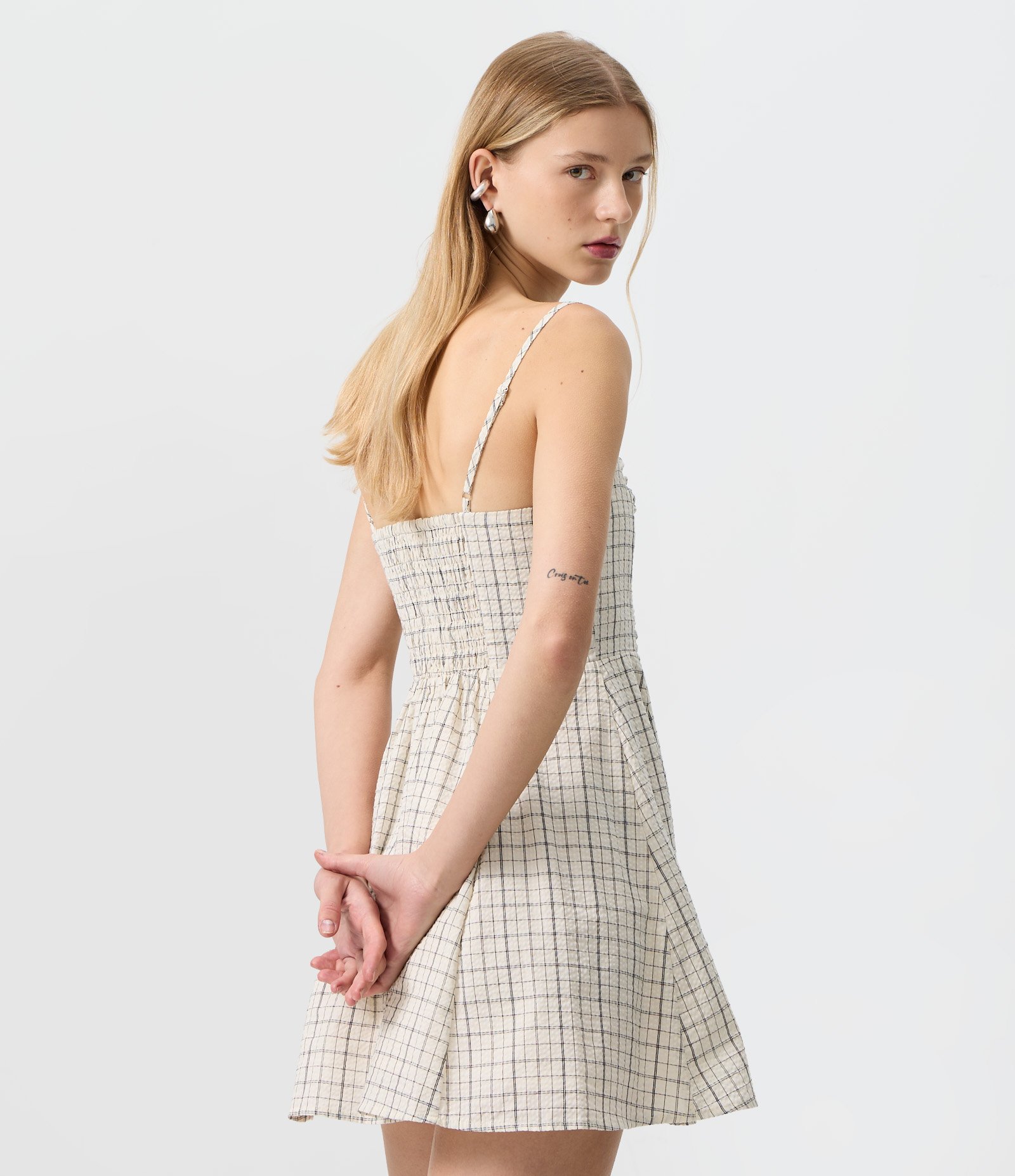 Vestido Em Viscose Com Alça Soft Texturizado Xadrez Cinza 4