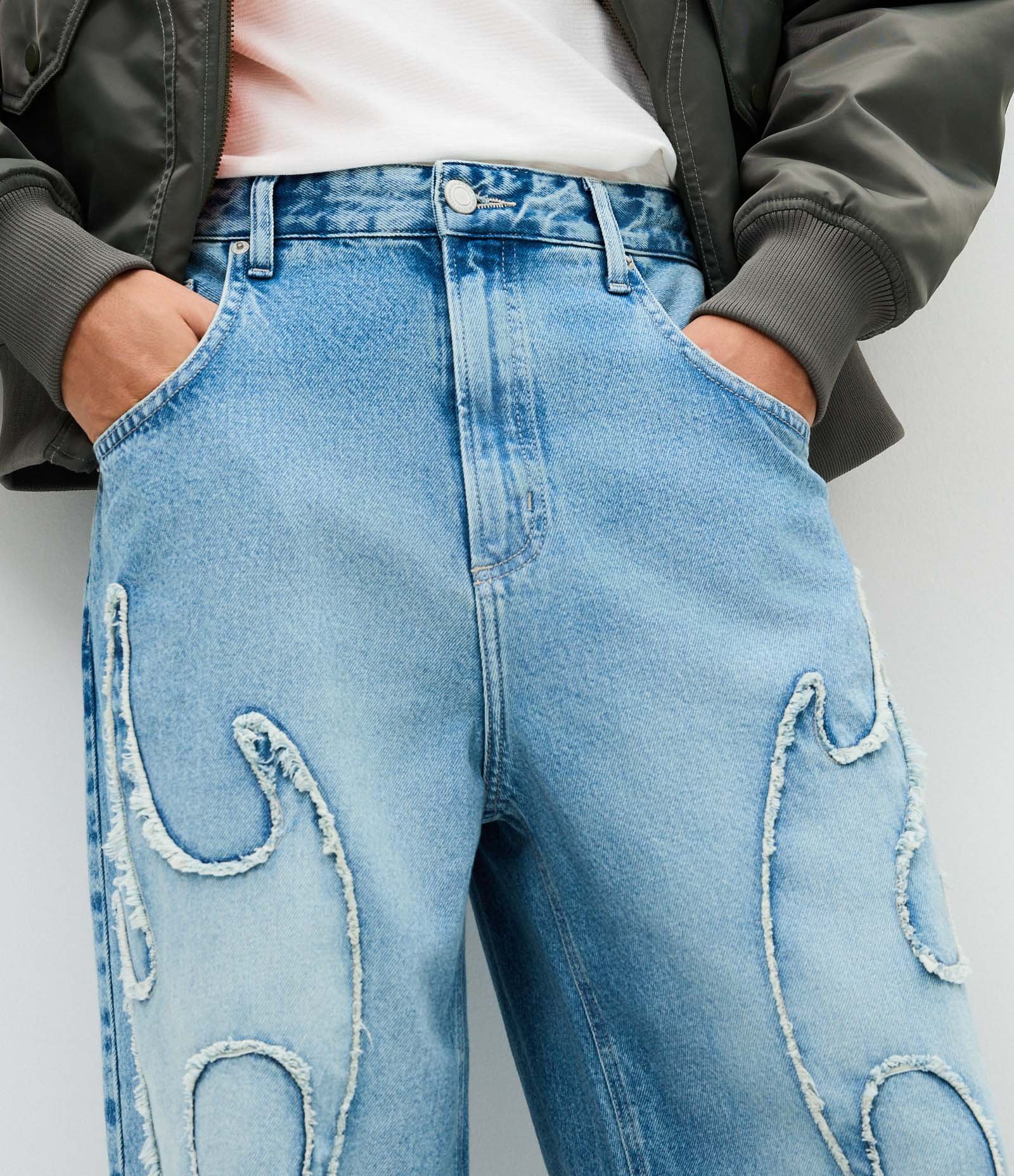 Calça Super Baggy em Jeans com Tribal em Efeito Desfiado Azul Claro 4