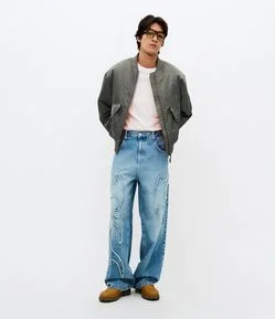 Calça Super Baggy em Jeans com Tribal em Efeito Desfiado