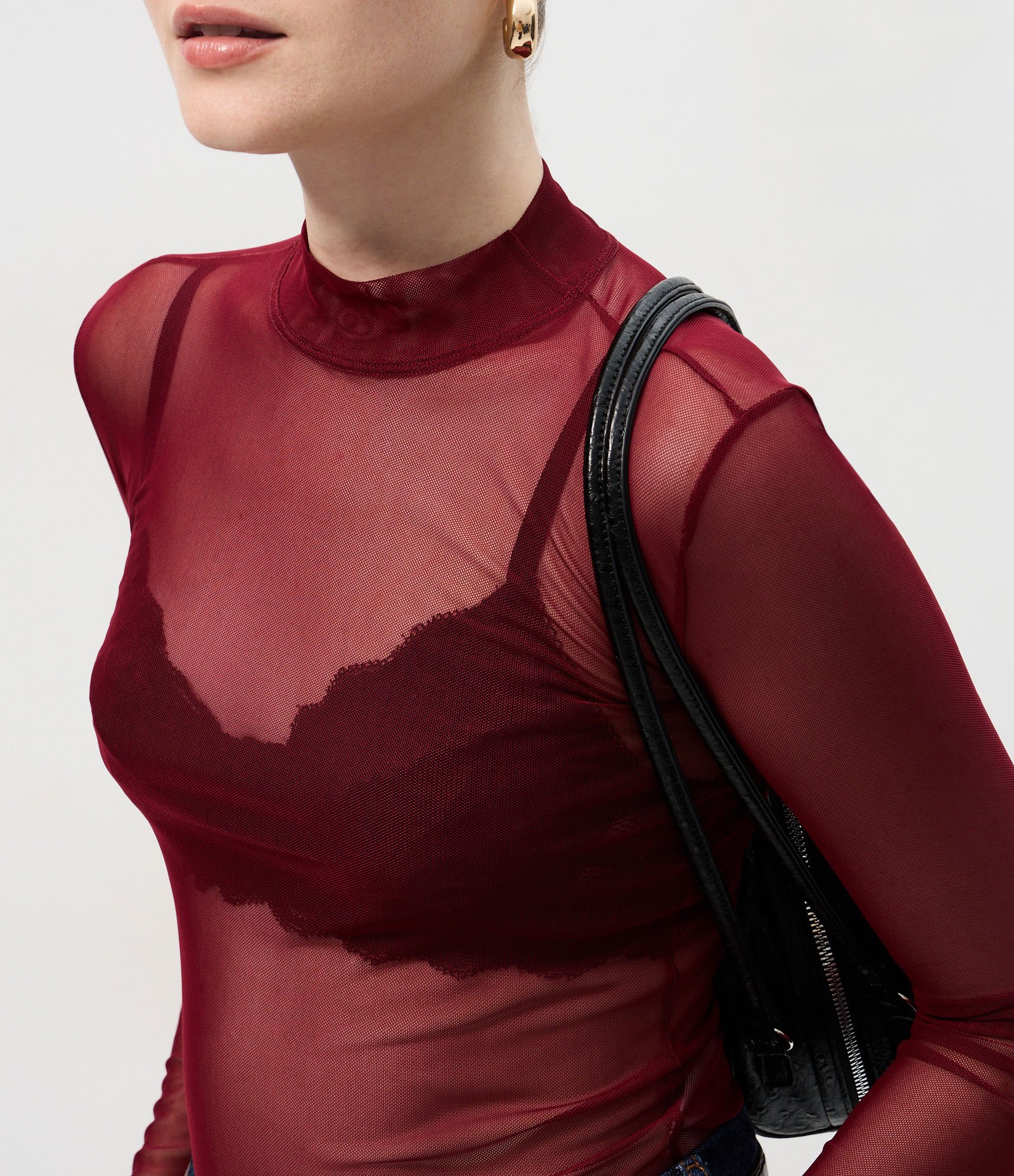 Blusa em Tule com Transparência e Golinha Alta Vermelho 4
