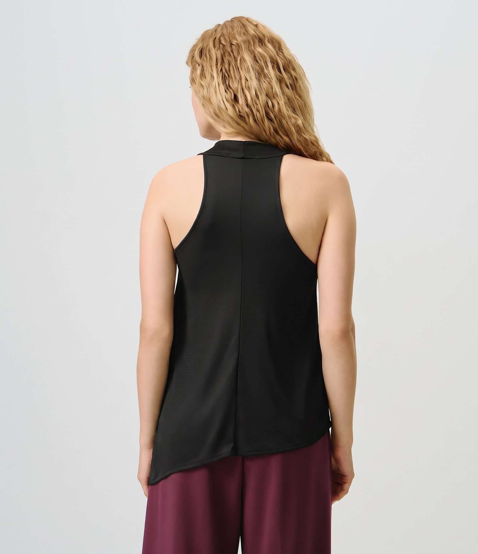 Blusa Ajustada em Ribana com Barra Assimétrica e Gola Halter Preto 4