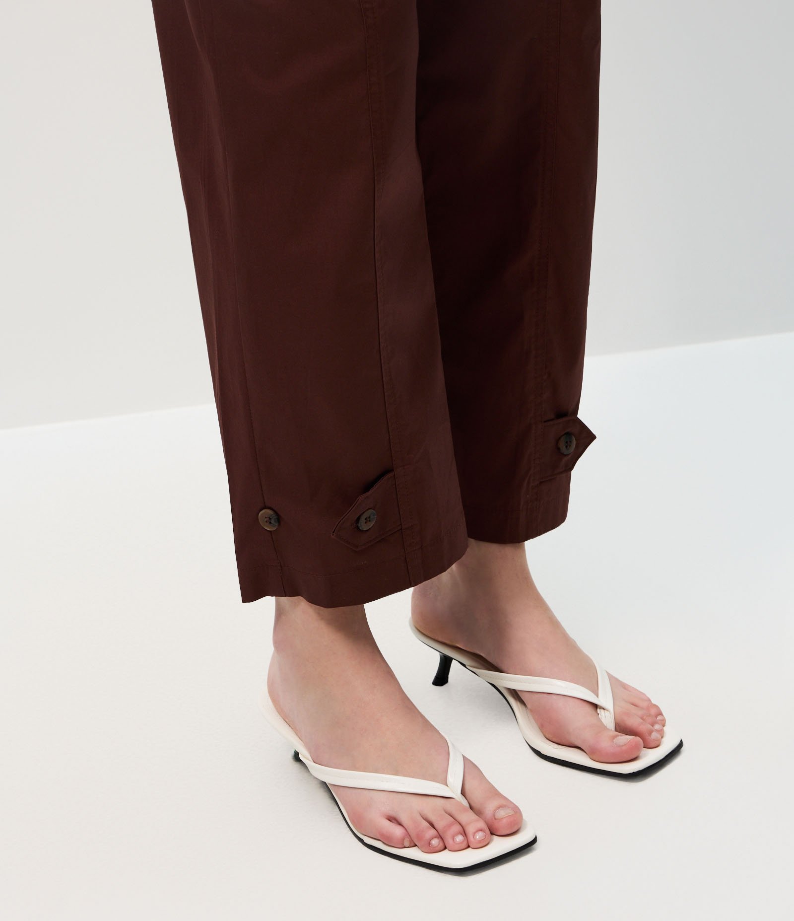 Calça Cenoura em Tricoline com Botão na Barra Marrom 4