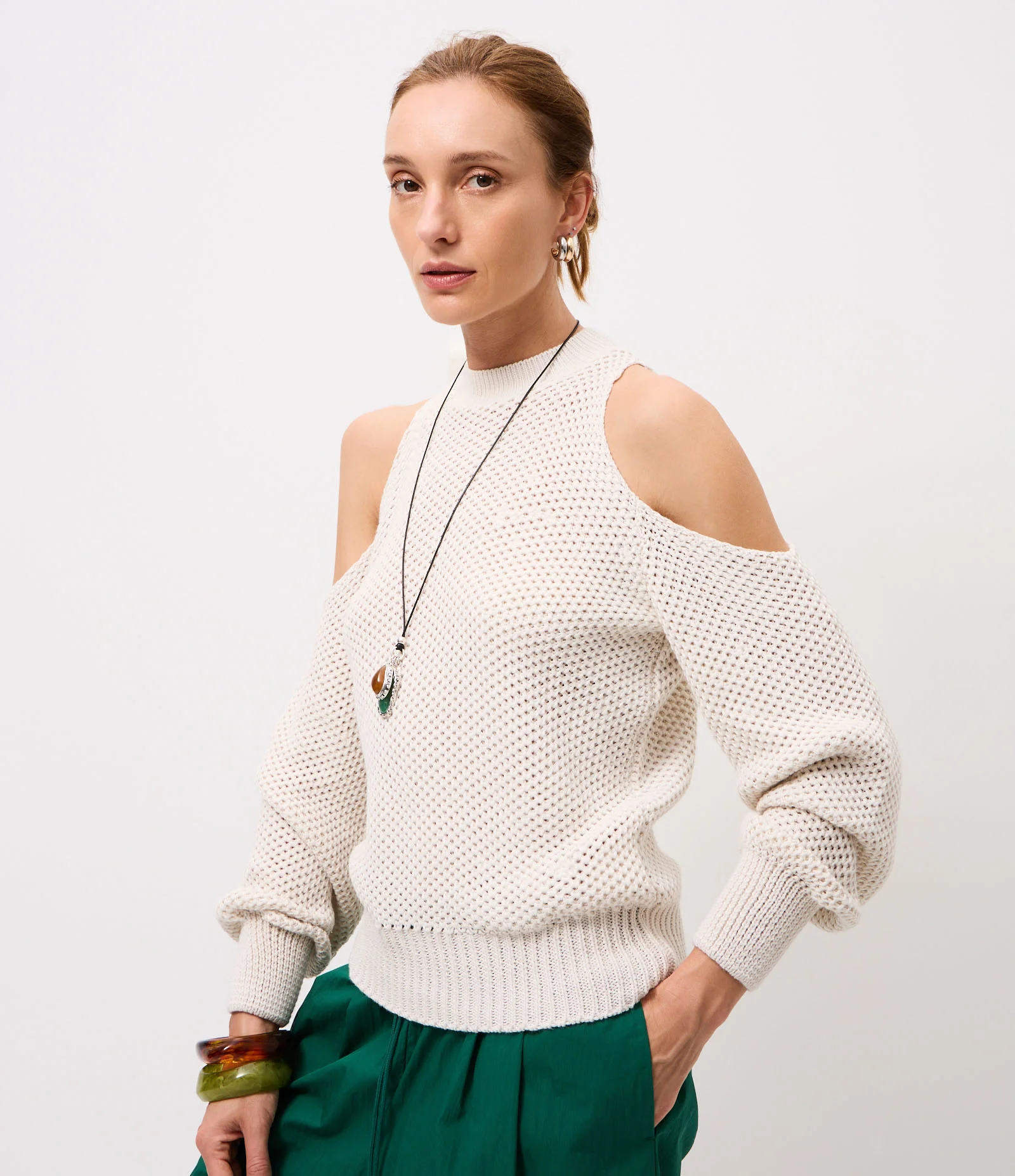 Blusa em Tricô com Ombros Vazados Bege 1
