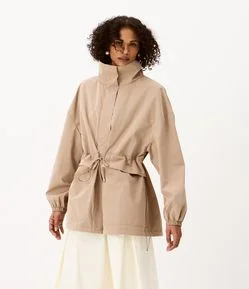 Jaqueta Corta Vento Oversized com Ajuste na Cintura e Bolsos com Lapela