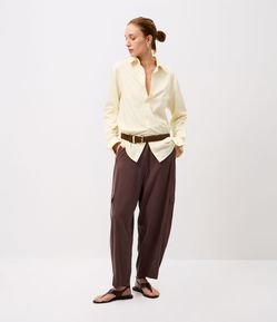 Calça Barrel com Aplicação de Bolso Cargo
