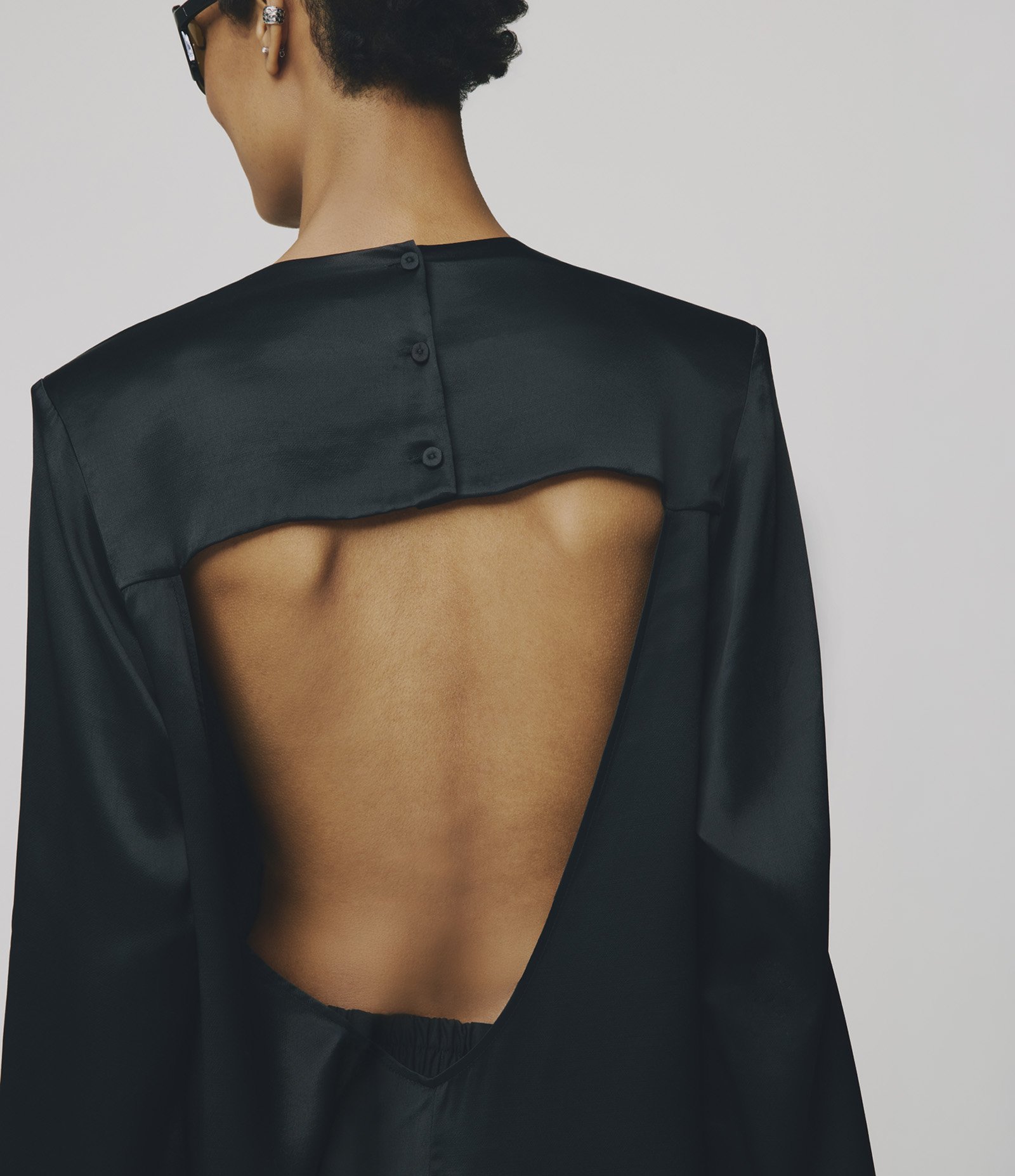 Blusa com Abertura nas Costas e Barra Assimétrica Preto 2
