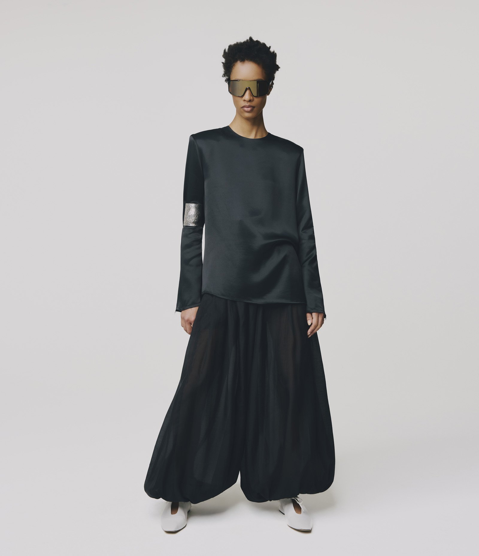 Blusa com Abertura nas Costas e Barra Assimétrica Preto 3