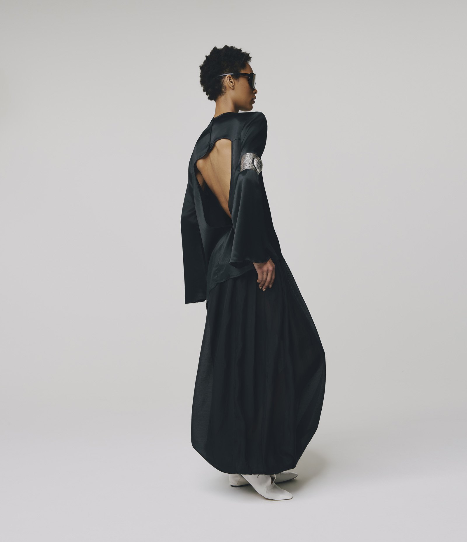 Blusa com Abertura nas Costas e Barra Assimétrica Preto 4