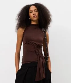 Blusa Gola Halter em Malha com Detalhe de Faixa Soltinha