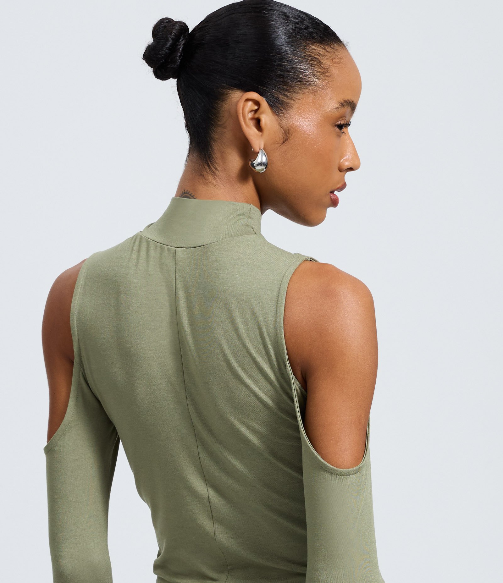 Blusa com Recorte Vazado nos Ombros Verde 4