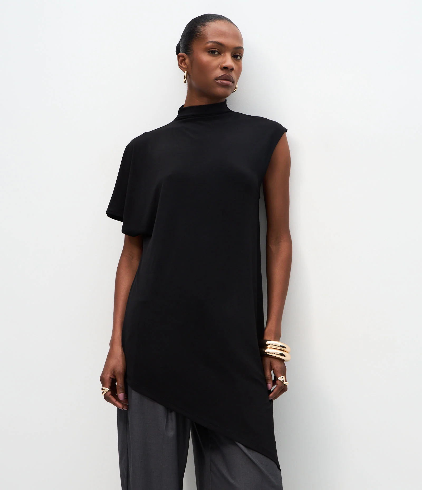Blusa Assimétrica Alongada com Gola Alta Preto
